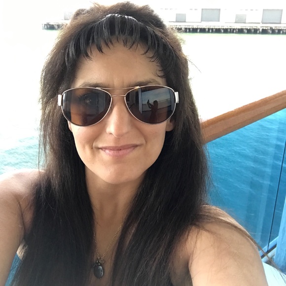 Meet your Posher, Joya De Simone-Hagan ❣️🪝🍾 - Picture 2 of 4